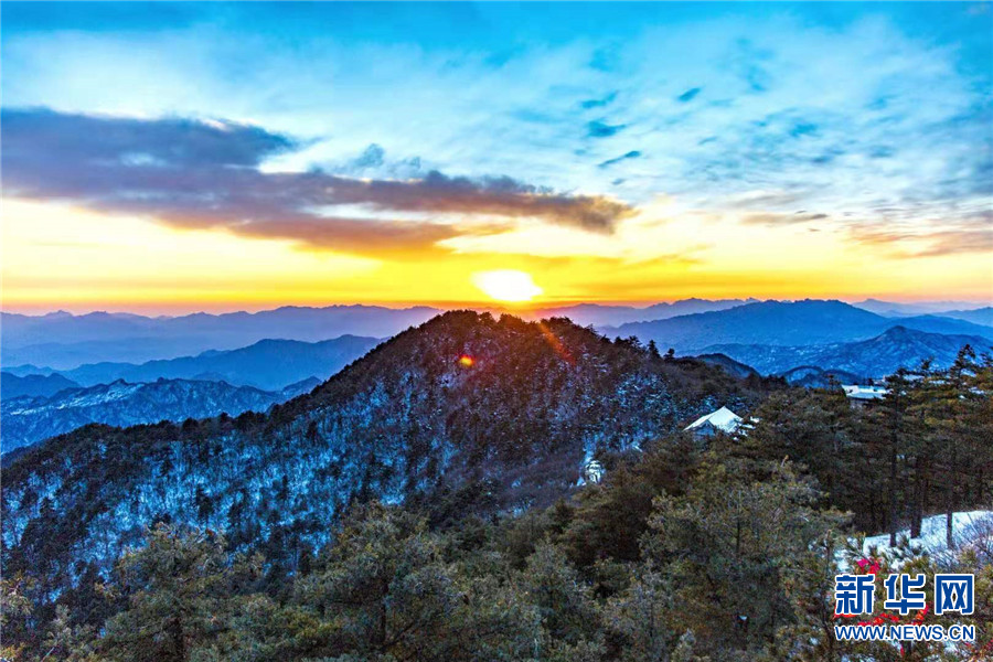 平顶山市鲁山县：尧山之巅观日出