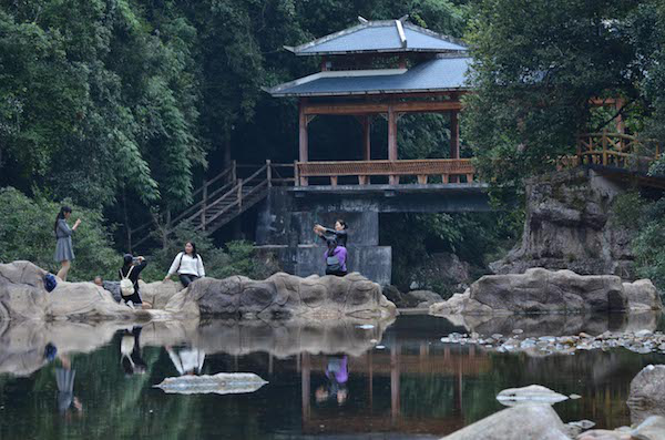 防城港上思：春节期间布透温泉篝火晚会吸引众多游客