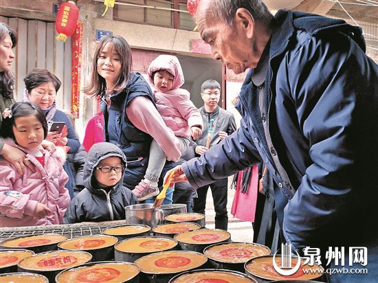 【福建时间主推】【泉州】【移动版】【Chinanews带图】泉州民俗红红火火过佳节 巡游祈福送吉祥