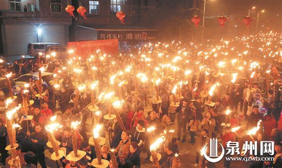 【福建时间主推】【泉州】【移动版】【Chinanews带图】泉州民俗红红火火过佳节 巡游祈福送吉祥