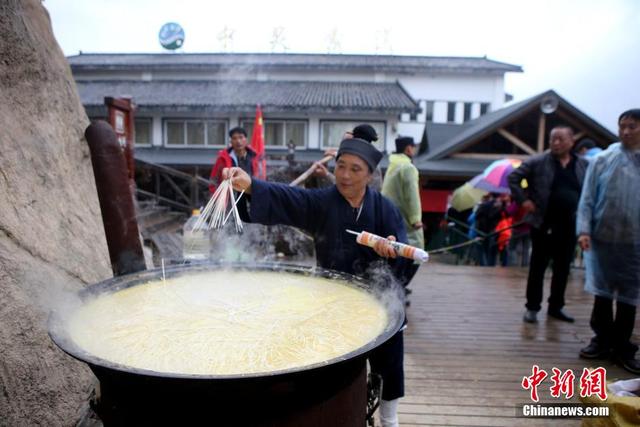 景区索道排长龙 “道士下山”给游客送斋饭