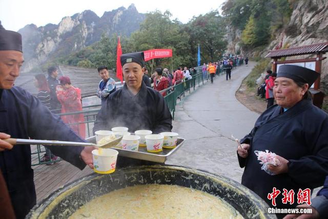 景区索道排长龙 “道士下山”给游客送斋饭