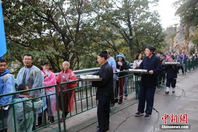 景区索道排长龙 “道士下山”给游客送斋饭