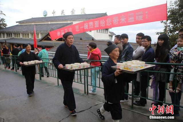 景区索道排长龙 “道士下山”给游客送斋饭