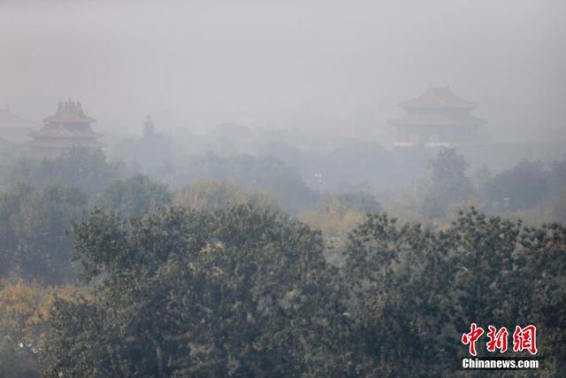 北京发布雾霾黄色预警 能见度低