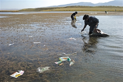 假期结束旅游大军离开 青海湖陷“垃圾之殇”