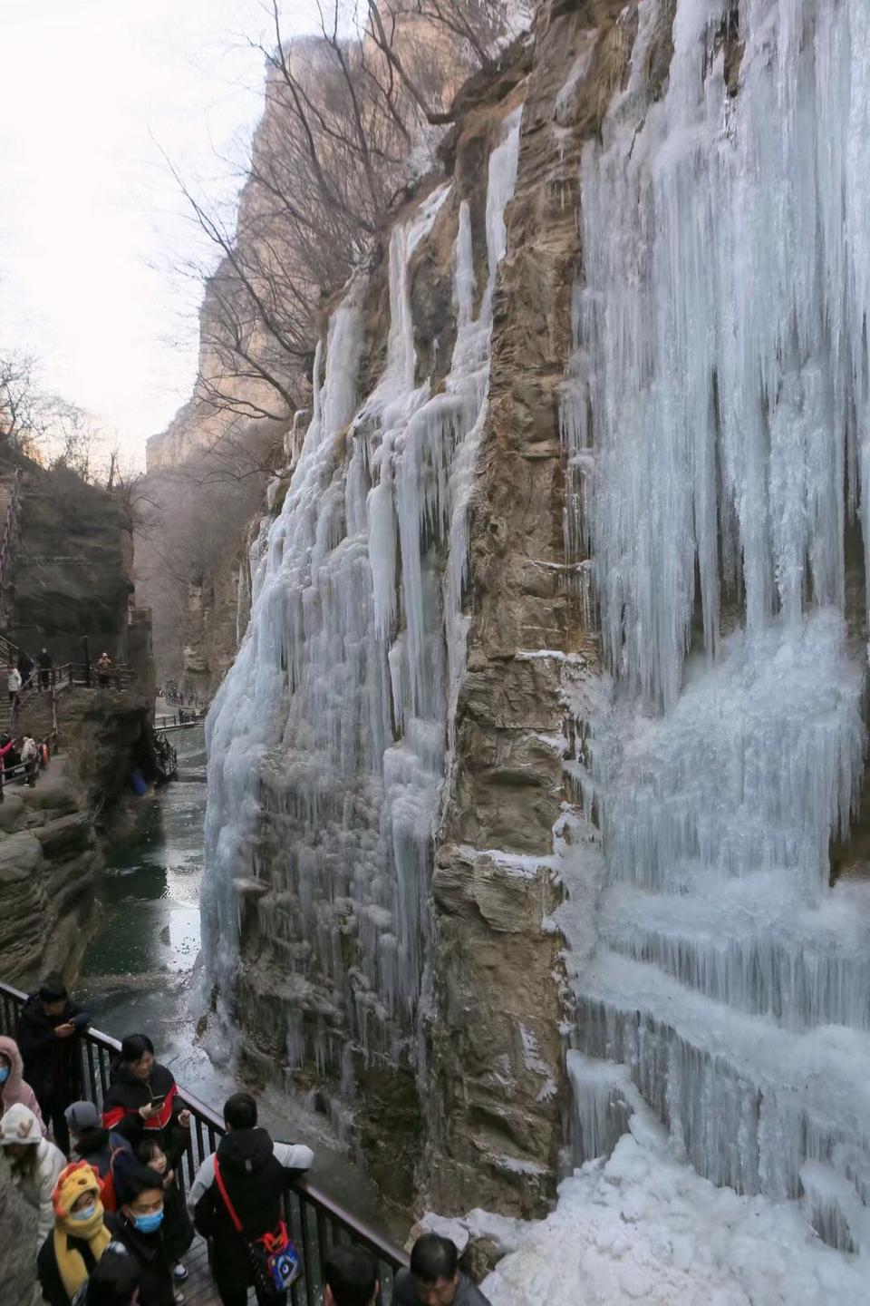 气温大降 焦作云台山现冰雪世界景色