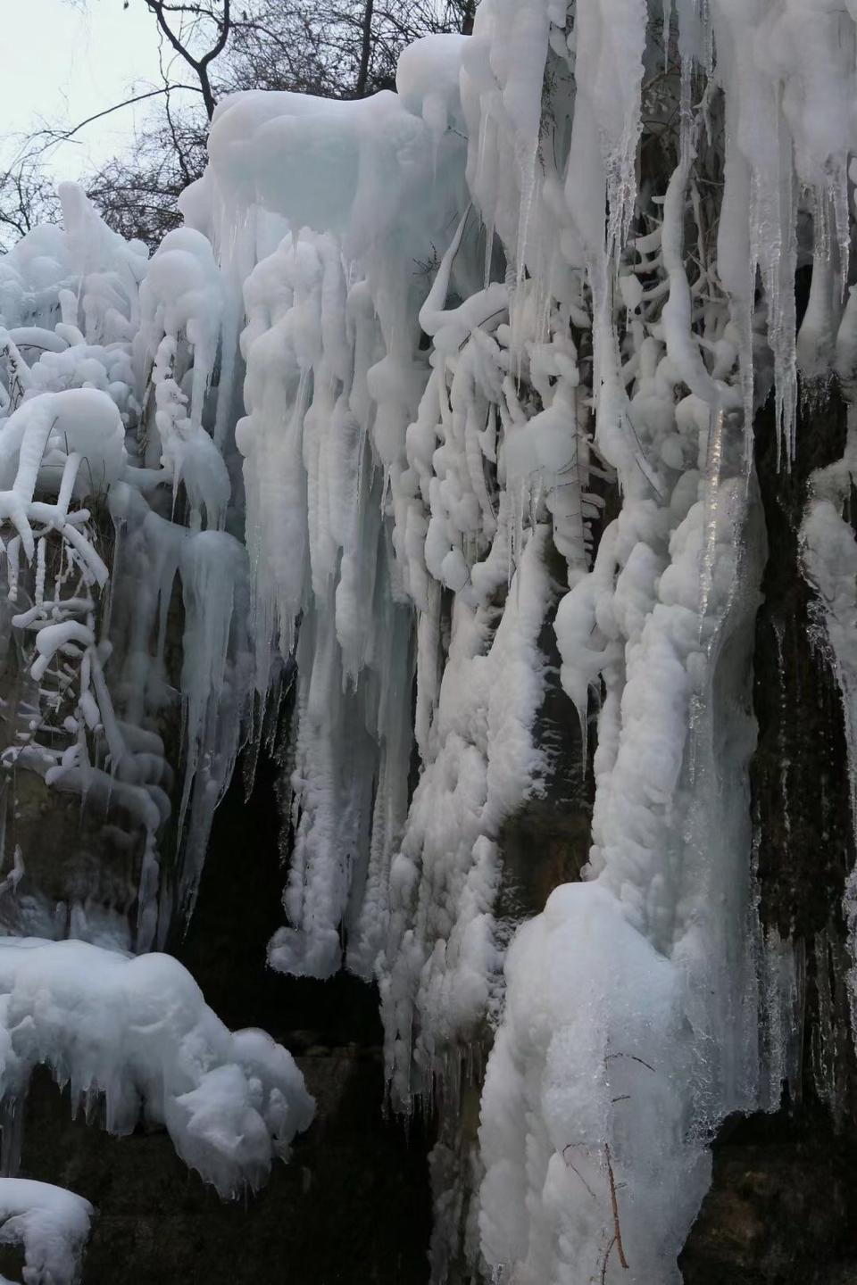 气温大降 焦作云台山现冰雪世界景色