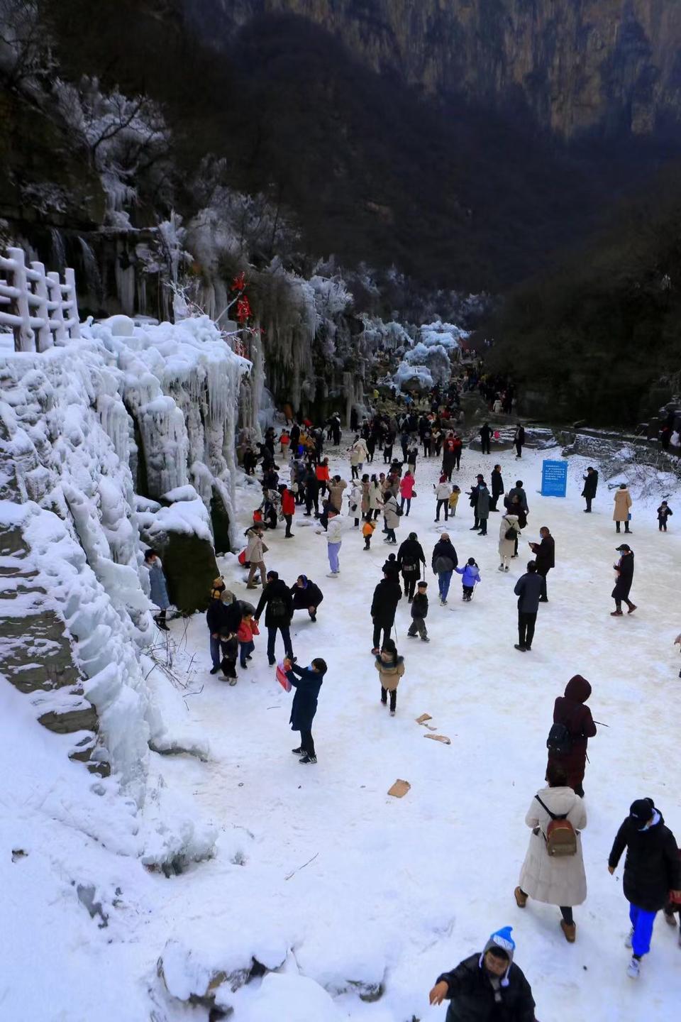 气温大降 焦作云台山现冰雪世界景色