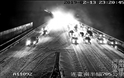 【汽车-文字列表】雪夜 高速路警护送数千滞留车辆过境