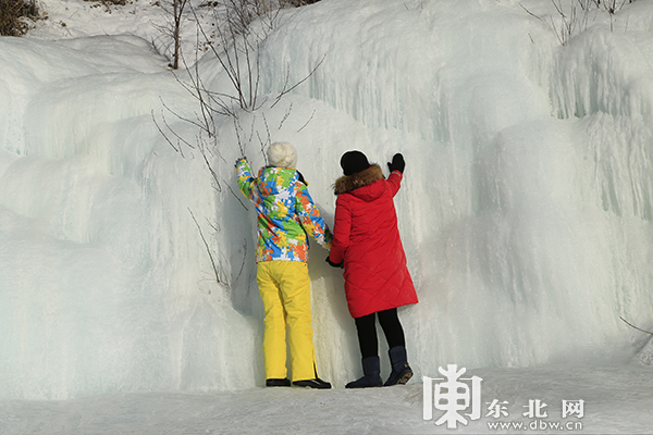 小寒节气冰瀑布群 冬日增添新景观