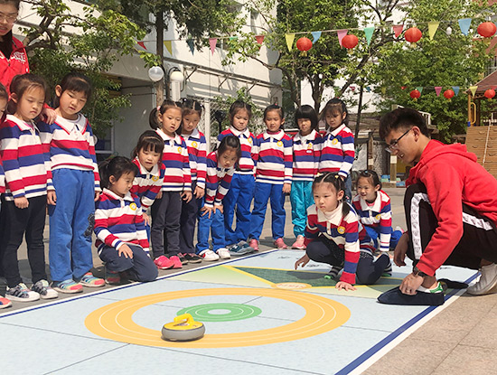 助力冬奥 丰台街道百余小朋友体验冰壶乐趣