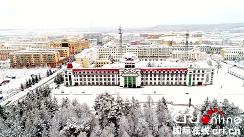 【黑龙江】【供稿】黑龙江漠河：四月飞雪醉游人 雪深达10厘米