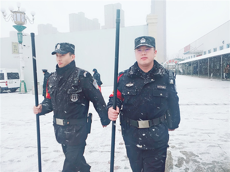 石家庄北站派出所民警雪天执勤为旅客保驾护航