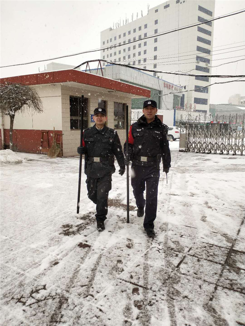 石家庄北站派出所民警雪天执勤为旅客保驾护航