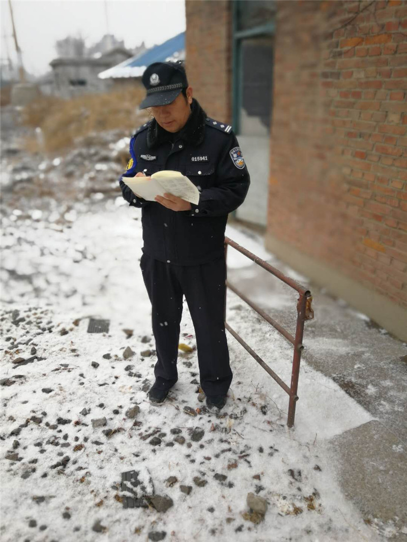 石家庄北站派出所民警雪天执勤为旅客保驾护航