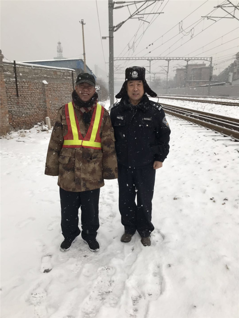 石家庄北站派出所民警雪天执勤为旅客保驾护航