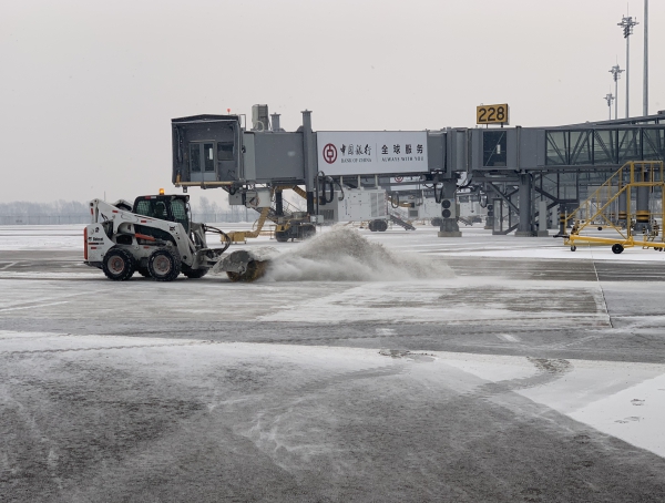 长春机场“以雪为令” 昼夜奋战保障春运