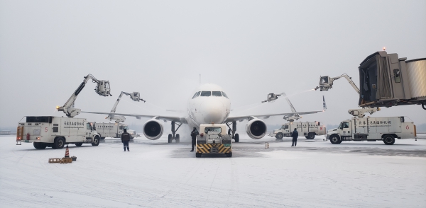 长春机场“以雪为令” 昼夜奋战保障春运