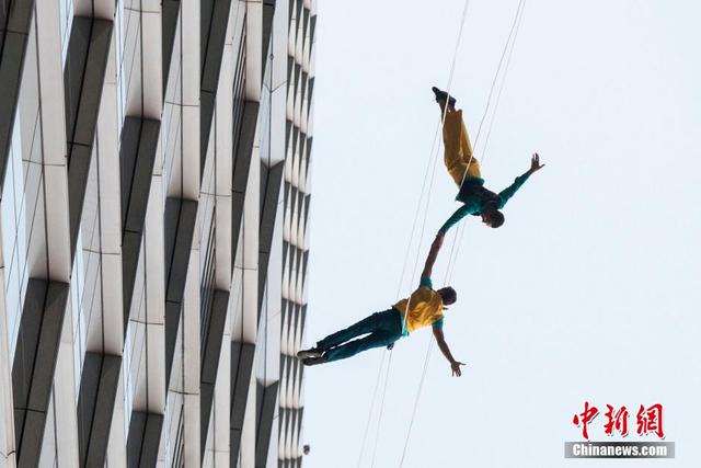 上海街头现空中芭蕾 舞者80米高空展现自由舞步