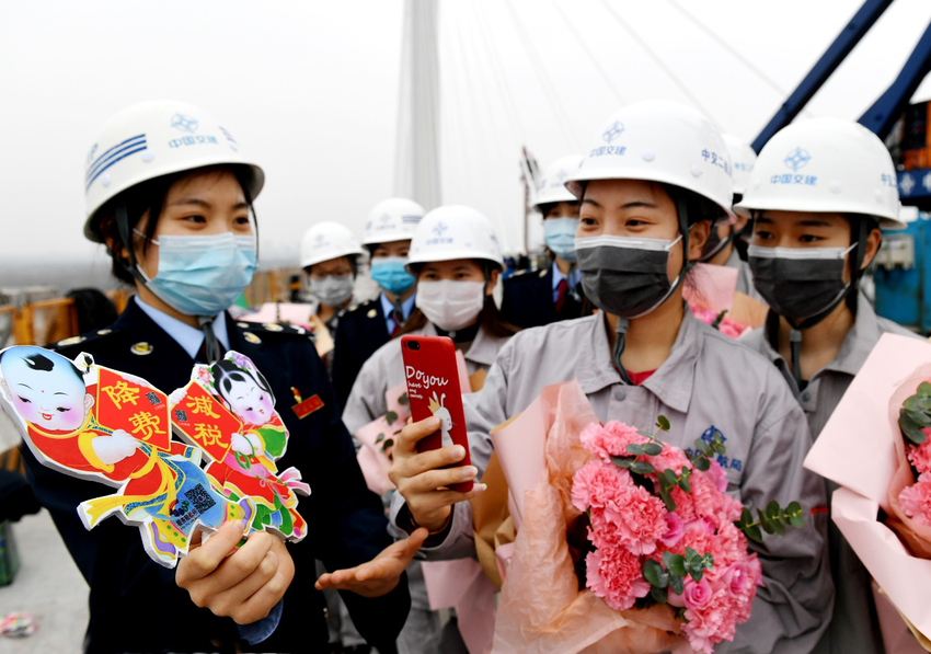 （江苏省税务局供稿 chinanews带图列表 三吴大地南京 移动版）南京：“巾帼税宣服务队”助力重点工程建设