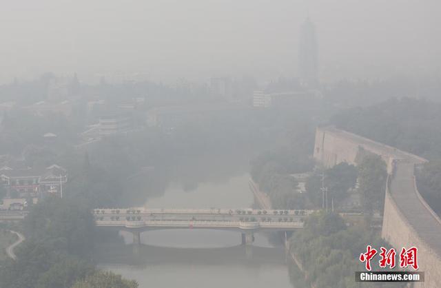 北京发浓雾重污染双预警 多地现雾霾天气