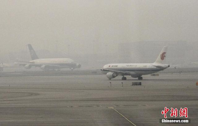 北京发浓雾重污染双预警 多地现雾霾天气