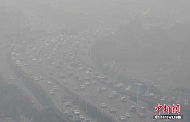 北京发浓雾重污染双预警 多地现雾霾天气