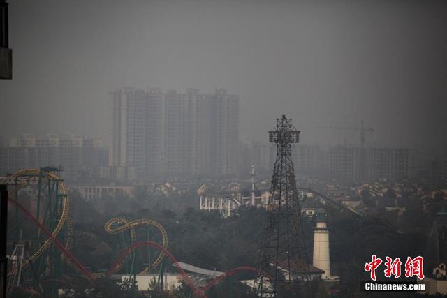 北京发浓雾重污染双预警 多地现雾霾天气