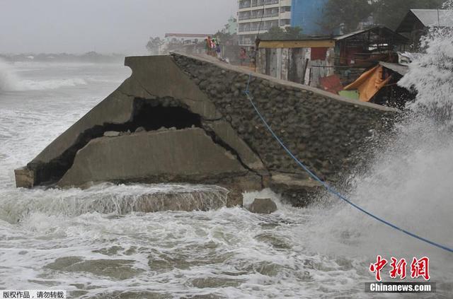 台风“巨爵”登陆菲律宾 海堤遭大浪冲击开裂