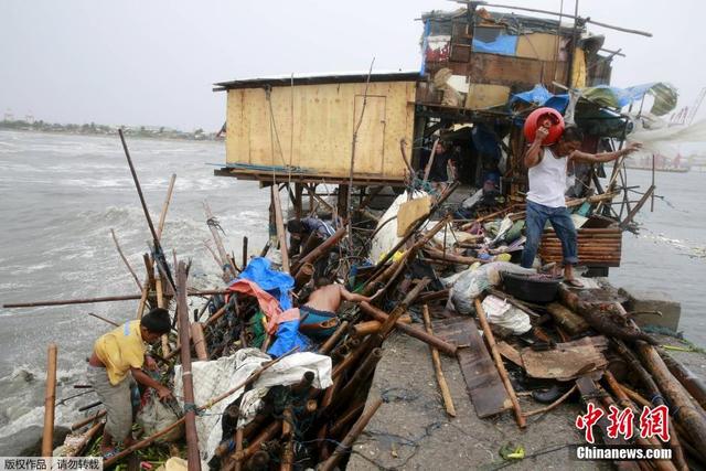 台风“巨爵”登陆菲律宾 海堤遭大浪冲击开裂