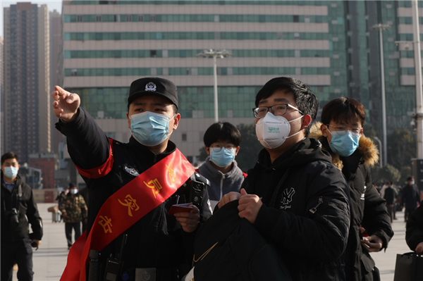 【B】武汉铁警开展“中国人民警察节”爱民实践活动_fororder_图片2_副本