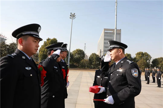 （有修改）（B 平安江苏 三吴大地南通）升国旗迎警旗 江苏省如皋市公安局致敬首个中国人民警察节