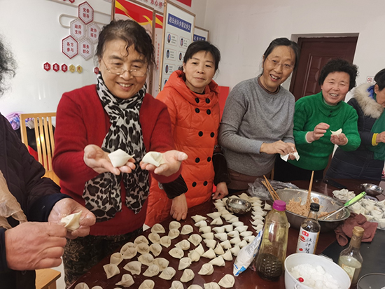 （b 区县列表 三吴大地泰州 移动版）泰州市海陵城北街道赵公社区开展迎元旦包饺子活动