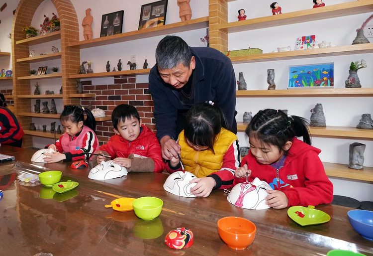 （有修改）萌宝花式迎新年 西安新城区开展非遗文化进幼儿园活动