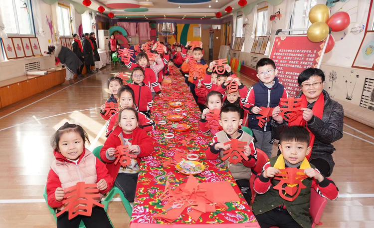 （有修改）萌宝花式迎新年 西安新城区开展非遗文化进幼儿园活动