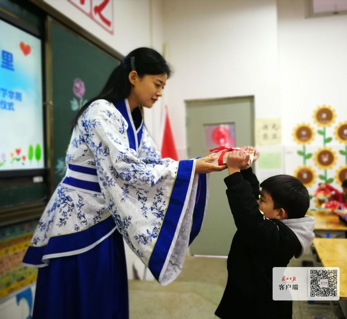 老师着汉服给学生发新书 唤起孩子对知识的敬畏