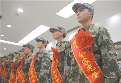 （社会广角）扬州广陵区东关街道近日举行新兵入营壮行仪式