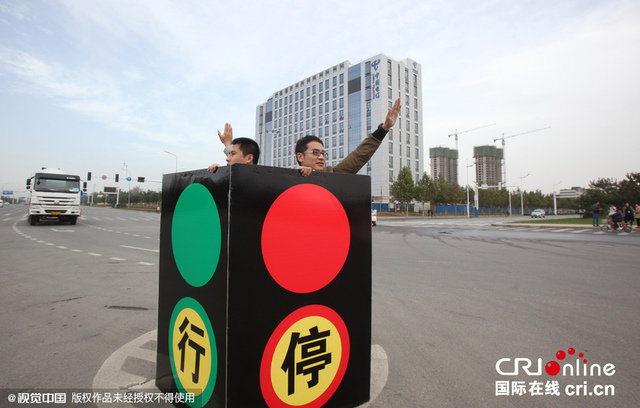 石家庄街头出现“人体红绿灯”司机惊呆