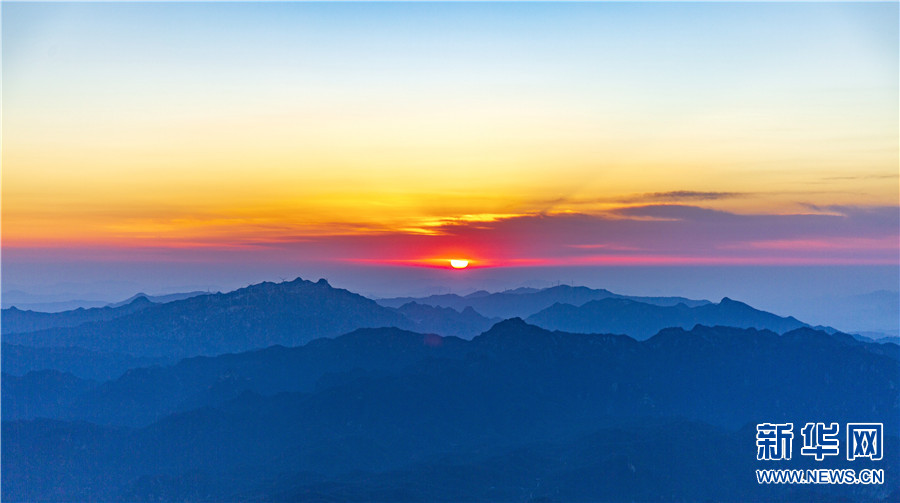 平顶山市鲁山县：尧山之巅观日出