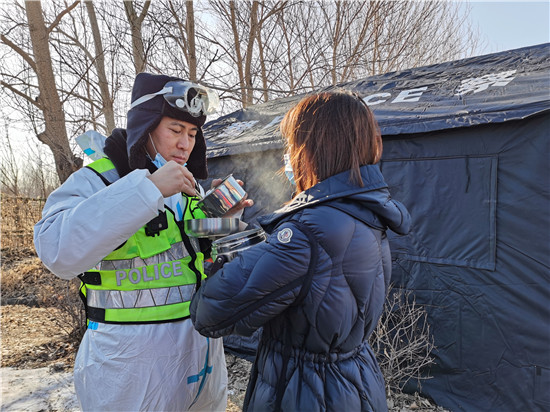 （已修改）【B】警察节 沈阳警嫂为执行联防联控任务的丈夫和战友送饺子