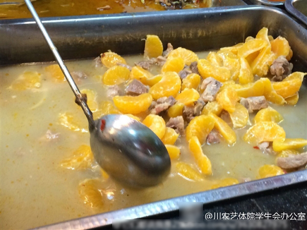 四川一大学食堂又现“黑暗料理”神作：橘子烧排骨