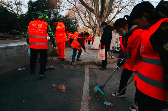 （有修改）（B 教育 三吴大地南京）“一杯姜茶温暖南京”南京市500多名小小志愿者走上街头慰问环卫工人