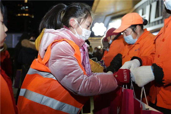 （有修改）（B 教育 三吴大地南京）“一杯姜茶温暖南京”南京市500多名小小志愿者走上街头慰问环卫工人