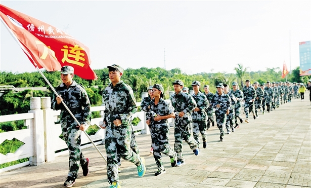 【教育医卫图文列表】【教育专题-中学教育】【焦点图】【儋州专题-图说儋州】【即时快讯】儋州300学子远足20公里军训