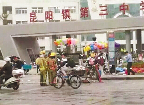 校门口氢气罐爆炸 气球小贩不幸身亡