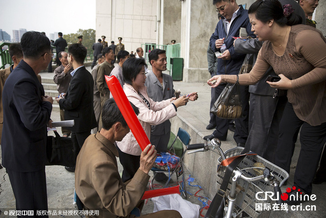 摄影师拍摄平壤街头百姓生活