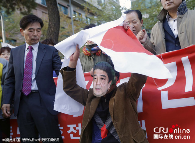 韩民众举行抗议游行 上演“安倍下跪”