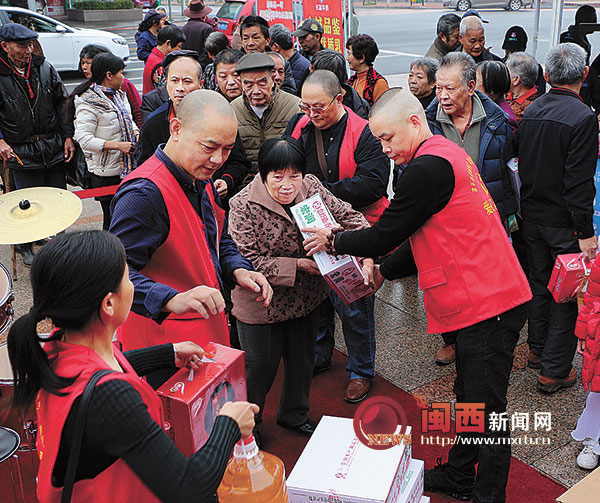 【图说福建第三张】【龙岩】【移动版】【Chinanews带图】龙岩漳平：社会各界献爱心 情暖百余贫困户