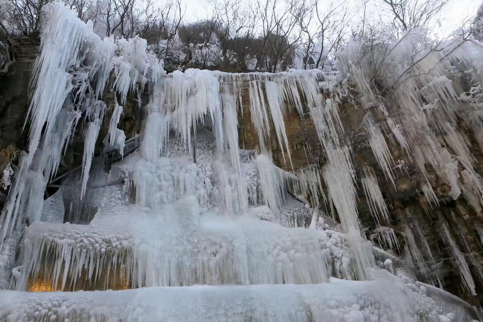 气温大降 焦作云台山现冰雪世界景色